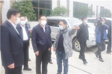 懷化市市長雷紹業一行蒞臨我司指導醫用防護服、醫用口罩生產情況